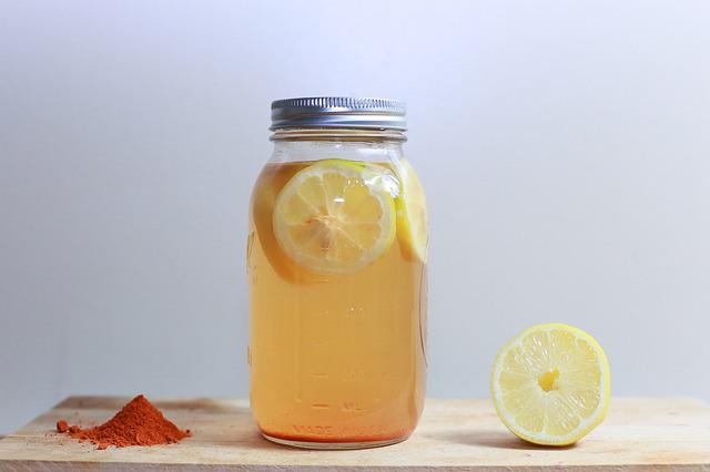 ¿Por qué beber agua con limón por las mañanas es tan bueno?