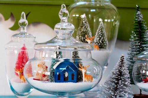 jarrones convertidos en bolas de cristal con nieve y escenas navideñas